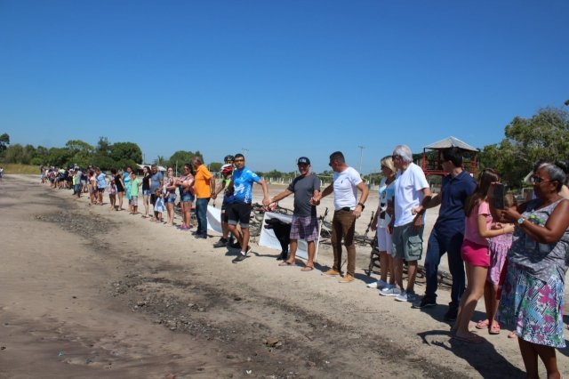 Comunidade protesta contra contaminação da Lagoa dos Barros