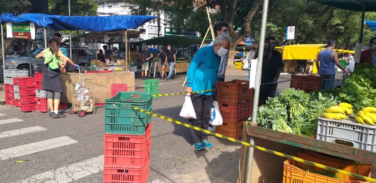 Distanciamento deixou a feira de orgânicos da Redenção mais espaçosa   