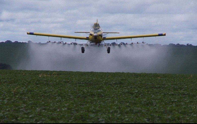 Em dois anos, governo já liberou 590 novos agrotóxicos para uso no Brasil