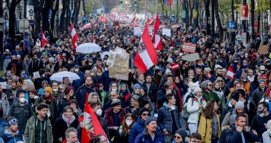 Novo lockdown reabre debate da vacina obrigatória na Europa