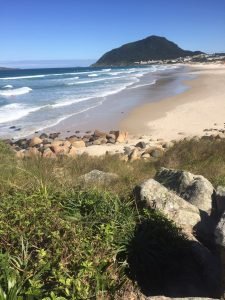 Protesto dos moradores tenta  deter obra na Praia do Santinho