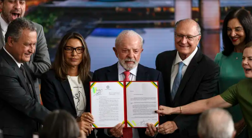 Após discurso veemente em defesa da democracia, Lula veta o PL que reduz penas de golpistas