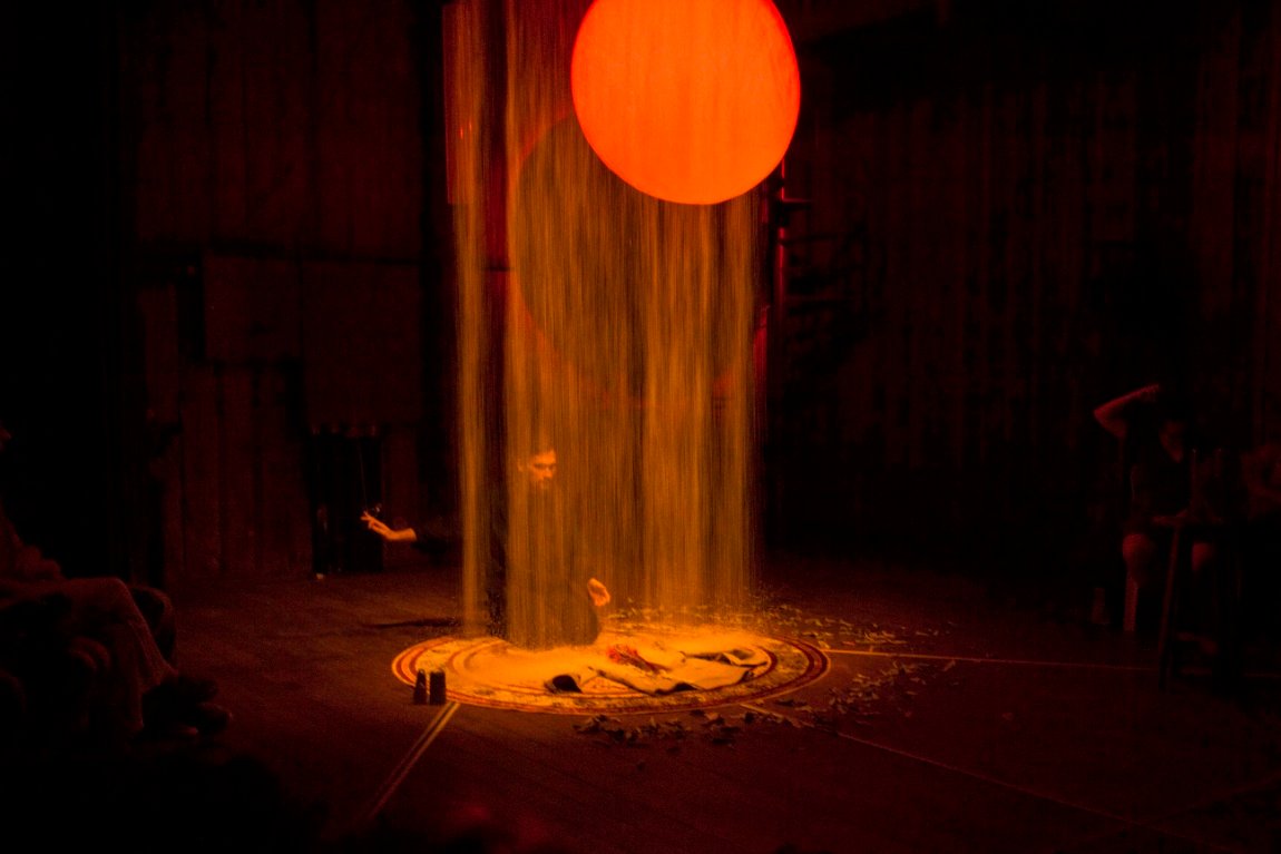 Lucas Florindo com "Ficções do Interlúdio" e Tânia Farias com "Evocando os Mortos" , teatro no MEME Estação Cultural