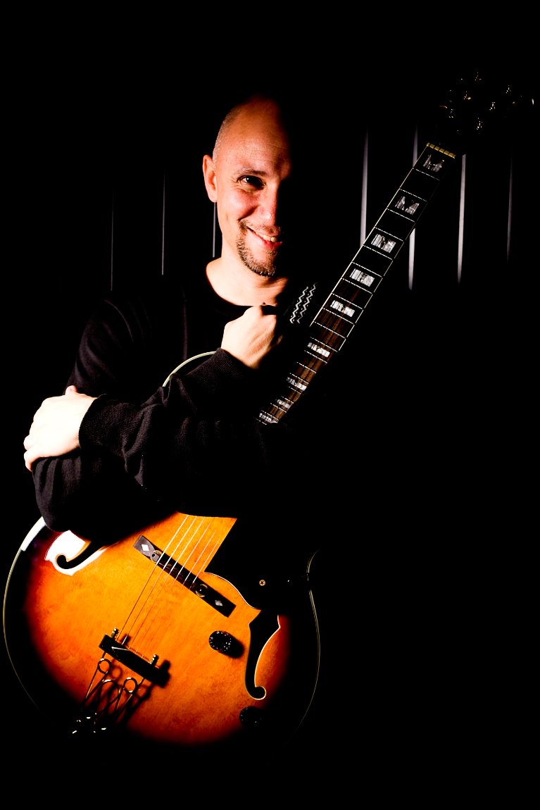 A guitarra eclética de Flavio Trino no London Pub & Bistrô