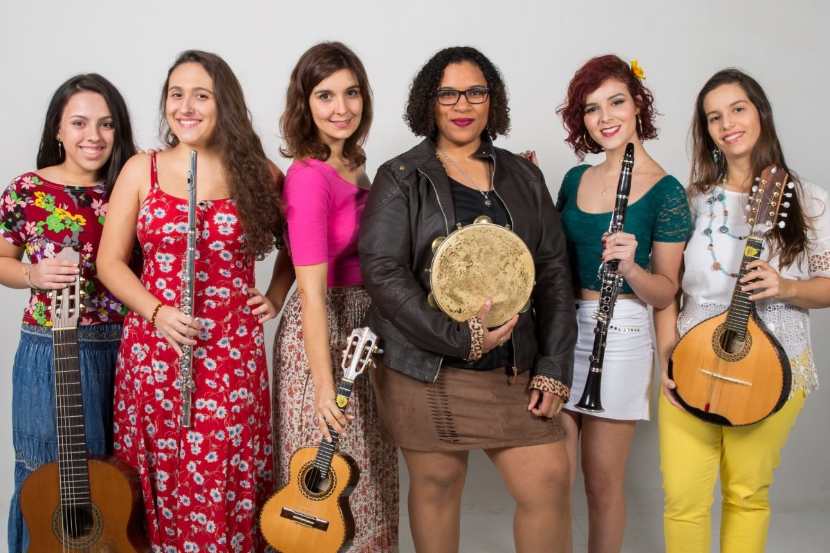 Música instrumental tocada pelo “Choro das Gurias”, no Chapéu Acústico