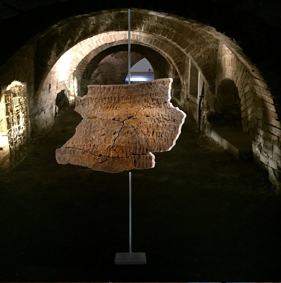 Mostra virtual de Rochelle Costi exibe peças encontradas em escavações de Porto Alegre