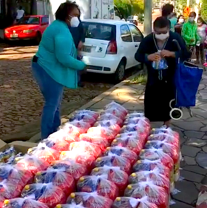 Obras doadas por artistas gaúchos garantem alimentos e Natal a famílias carentes da Vila Jardim