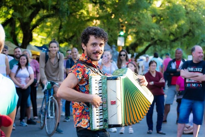 Philipe Philippsen canta pop e rock, ao som do seu acordeon, no Mistura Fina