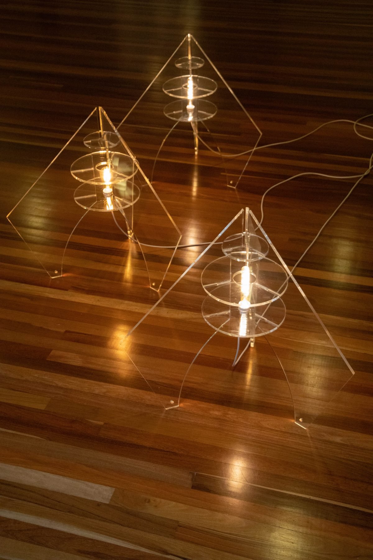 Volta “Naves Poéticas”, esculturas tridimensionais iluminadas, de Fabio Rheinheimer.