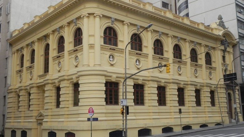 Biblioteca Pública homenageia Dante Alighieri com projeção de imagens na fachada do prédio