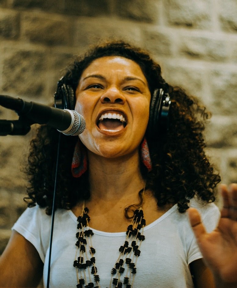 Pâmela Amaro recebe percussionistas carioca e paulista na live  “No avesso do Samba”