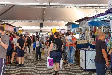 Brasileiro lê mais com a pandemia: venda de livros cresce 33% este ano