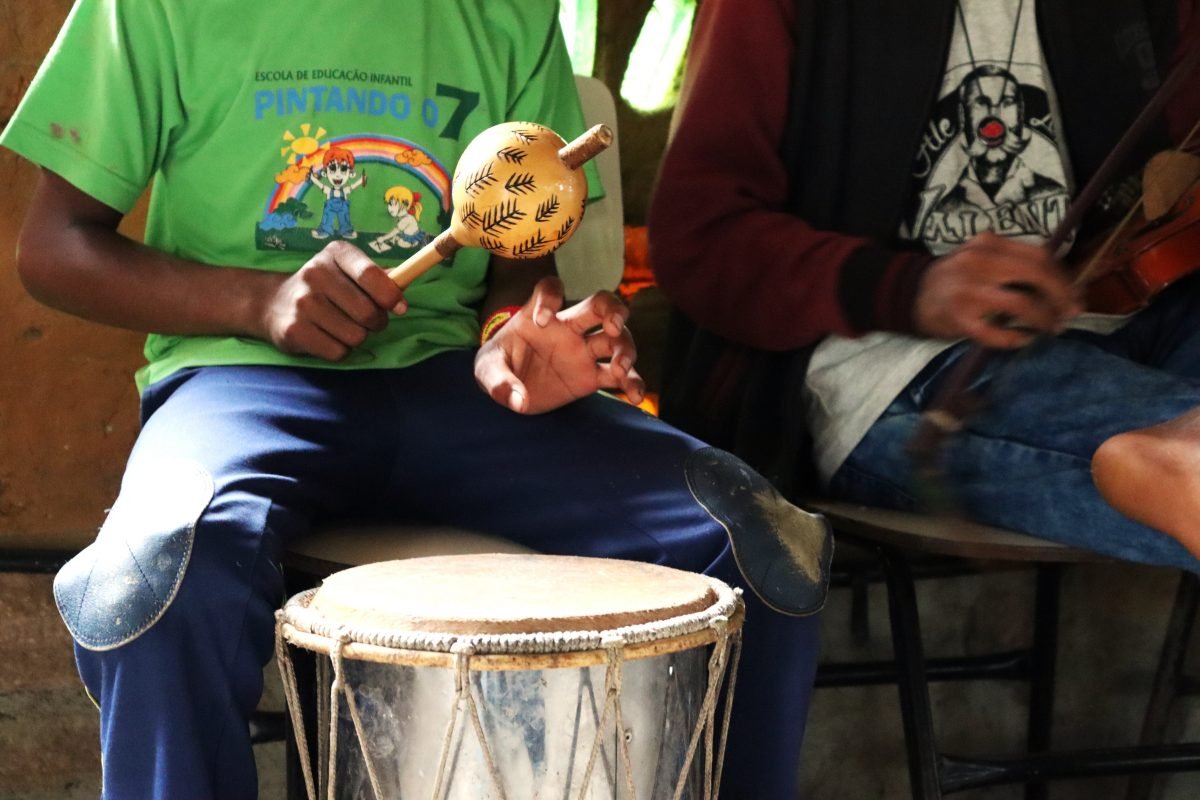 A cultura musical indígena, no documentário Mby’á Nhendu – O som do espírito guarani 