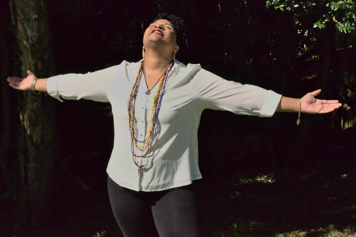 Natália Santos canta o repertório de Lecy Brandão, no teatro Sinduscon-RS.
