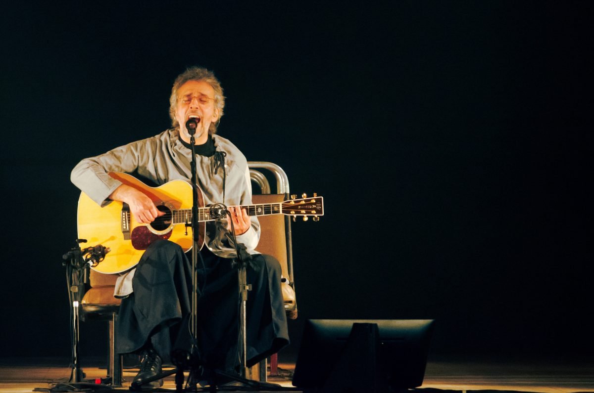 Vitor Ramil apresenta álbum inspirado em poemas de Angélica Freitas, no Theatro São Pedro
