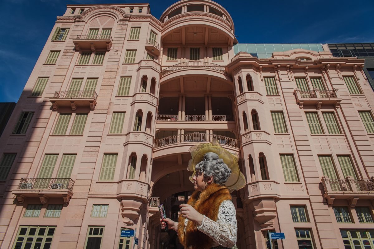 Intervenções teatrais de rua antecipam estreia da peça “E a Tia na Lareira”