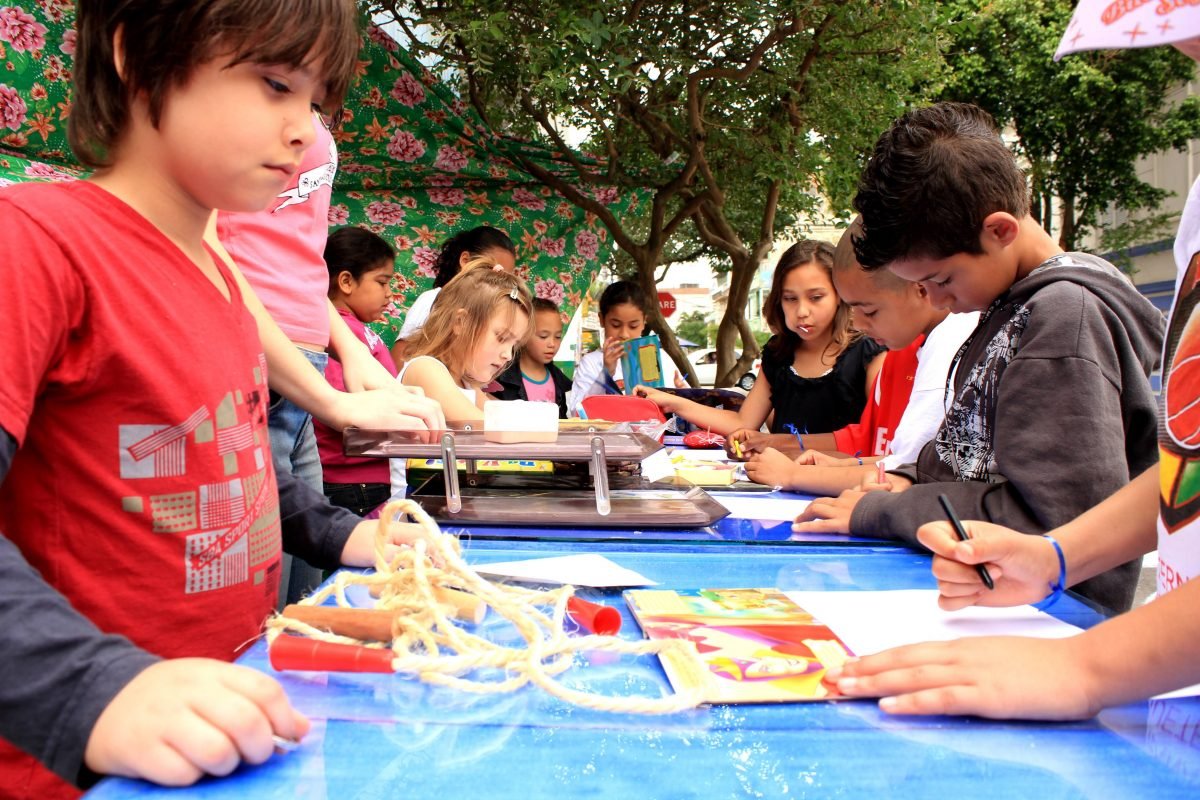 Oficina de desenhos e piquenique, no Dia da Criança, do Meme Estação Cultural