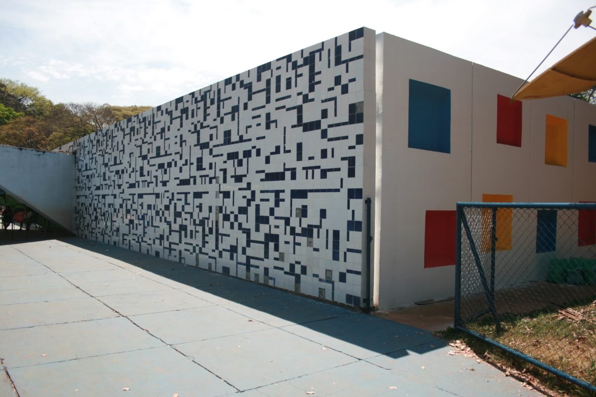 Exposição inédita reúne 160 obras de Athos Bulcão em Porto Alegre