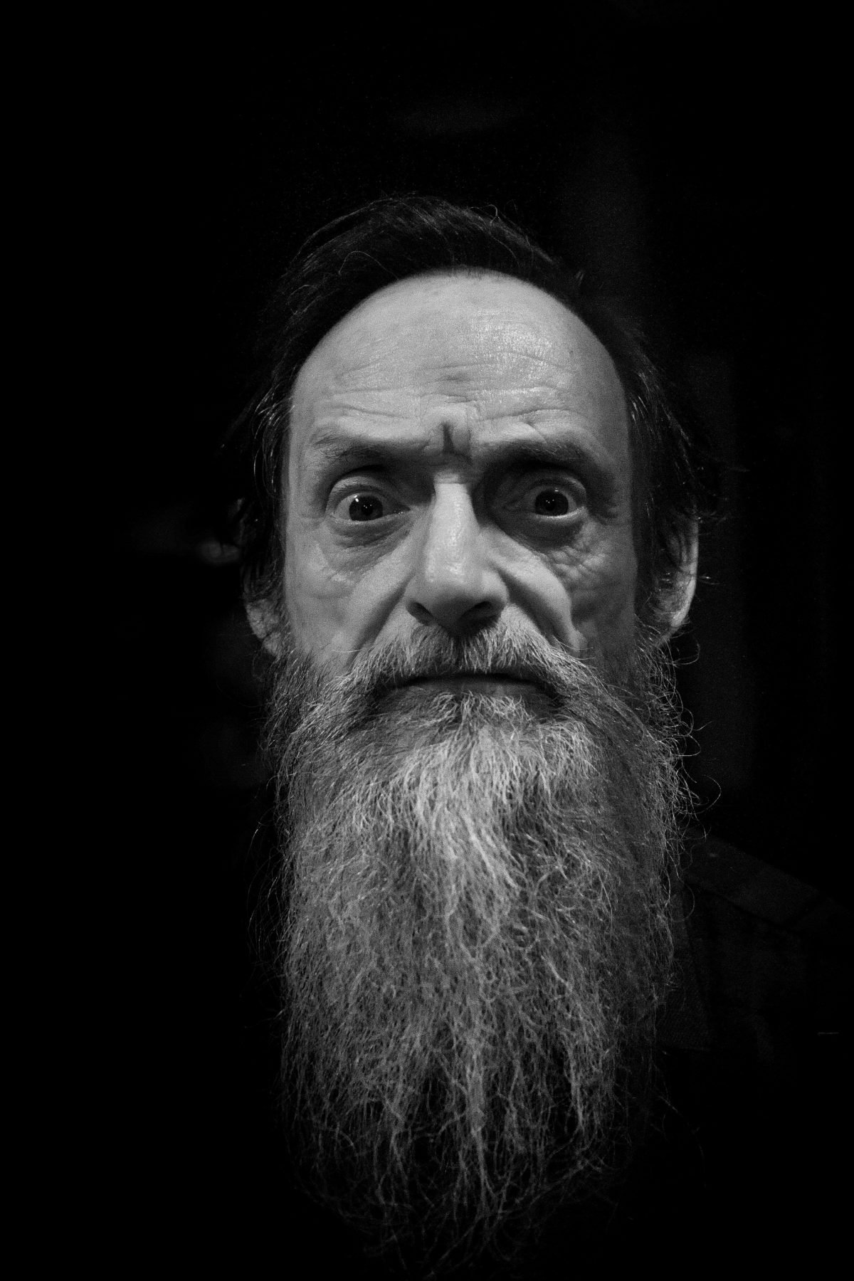 Gilberto Perin expõe 40 retratos de pessoas que tornam Porto Alegre melhor