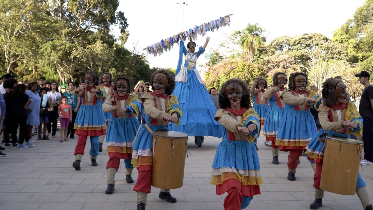 Espetáculos teatrais e filmes gratuitos, durante 14 dias, no Festival Ói Nóis Aqui Traveiz