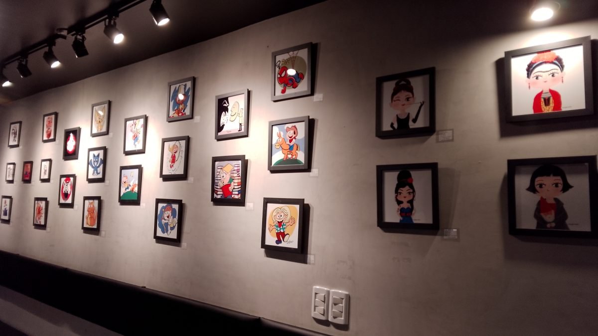 Arte e Café mostra azulejos, canecas e outras peças desenhadas por artistas gaúchos