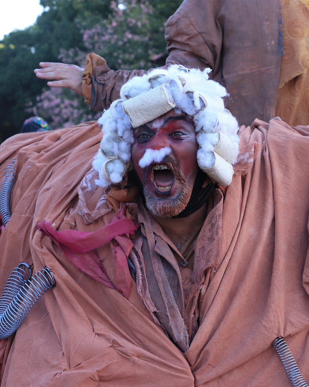 Ubu Tropical, do grupo Ói Nóis Aqui Traveiz, tem novas apresentações no Parque da Redenção