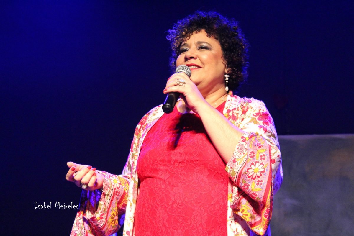 “Banho de Amar”  celebra os 25 anos da carreira artística da cantora Lu Barros. 