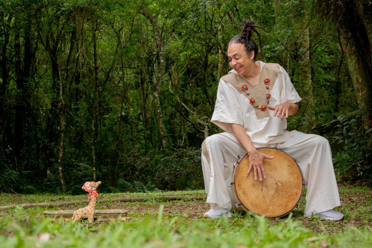 Percussionista Richard Serraria apresenta a contação de história “Girafa da Cerquinha”