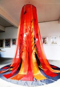 Instalação liderada pela artista visual Zoravia Bettiol sedia encontro em defesa das florestas