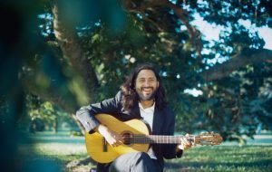 Voz, violão e poesia: Ian Ramil é atração no Mistura Fina em Porto Alegre