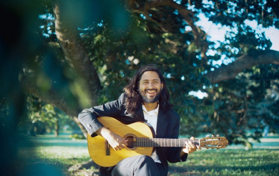 Voz, violão e poesia: Ian Ramil é atração no Mistura Fina em Porto Alegre