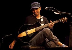 Zeca Baleiro toca sua música de muitos ritmos em Porto Alegre