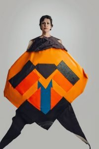 Exposição apresenta esculturas têxteis para proteger os corpos contemporâneos