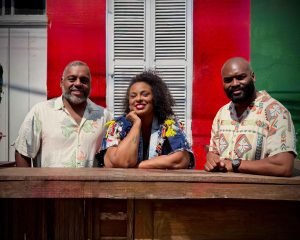 Samba pra Namorar e Edu Moreira celebram bailes de clube em  noite de música, brilho e nostalgia