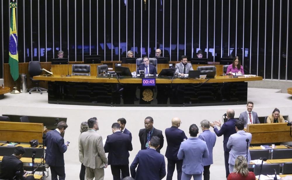 Guloso, Congresso barganha voto por emenda parlamentar e aumenta fundo partidário