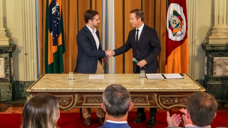 Lara assume o governo em ritual para aprovação do pacote