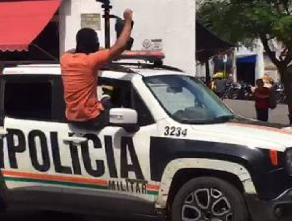 Quatro batalhões da PM seguem amotinados em Fortaleza; Bolsonaro fala em "guerra urbana"