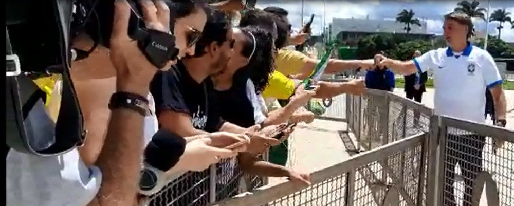 Bolsonaro ignora recomendações e saúda manifestantes que pedem ditadura