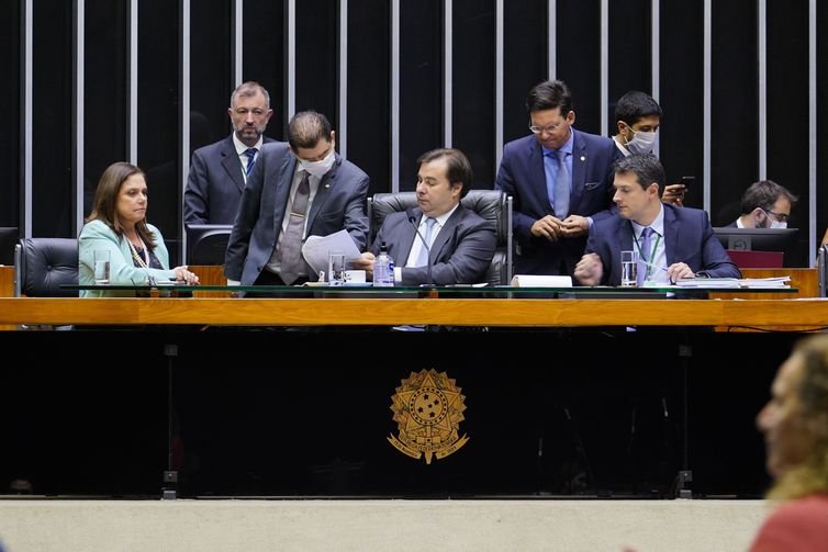 Câmara aprova abono de emergência de R$ 600 por três meses. Falta votar no Senado