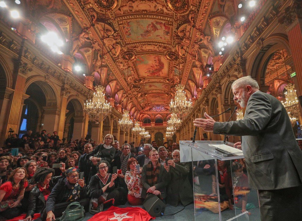 Lula é “Cidadão Honorário” em Paris