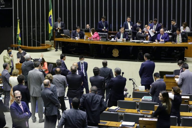 Pedidos de impeachment têm pouca chance de prosperar