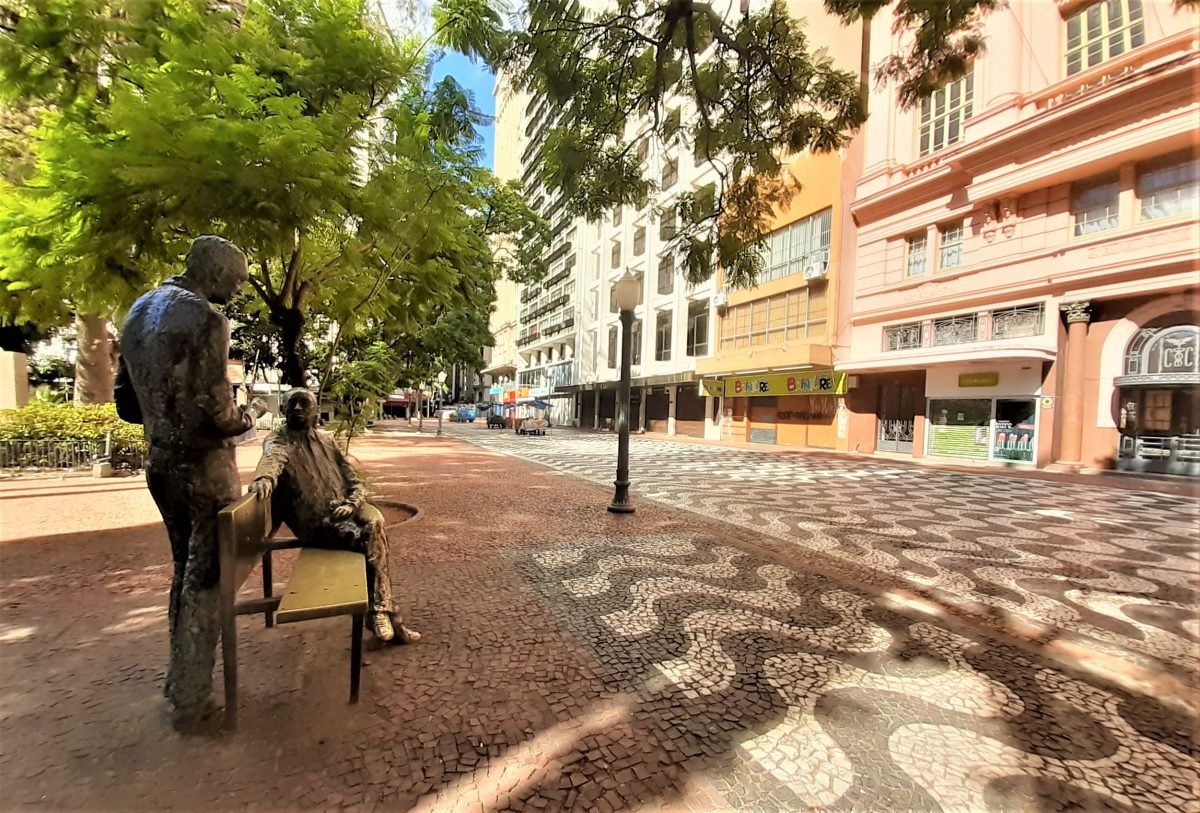 Sexta-feira Santa com ruas e praças vazias no centro de Porto Alegre
