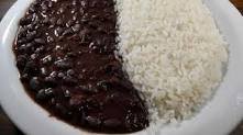 NO PRATO DO BRASILEIRO TEM METADE DO FEIJÃO