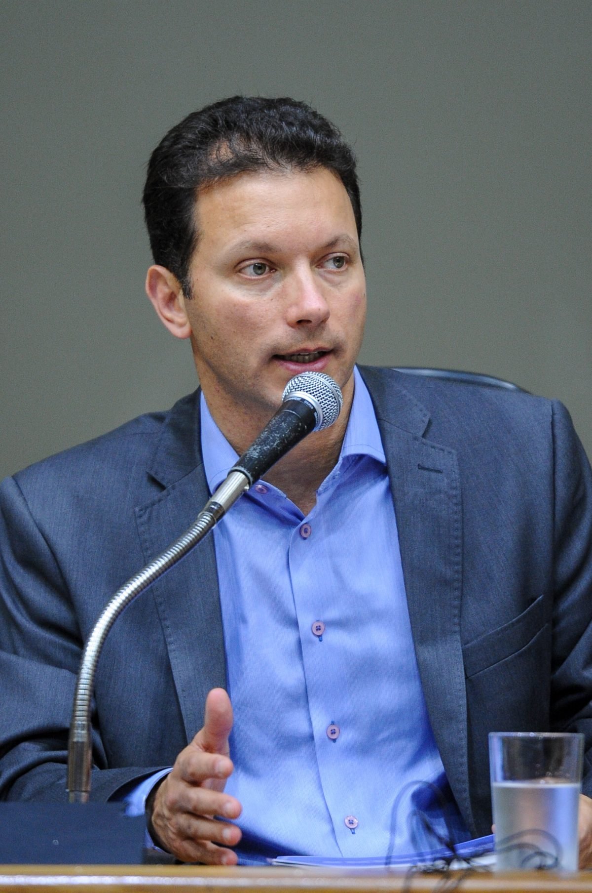 Prefeito diz que é preciso conter crise provocada pelo novo coronavírus