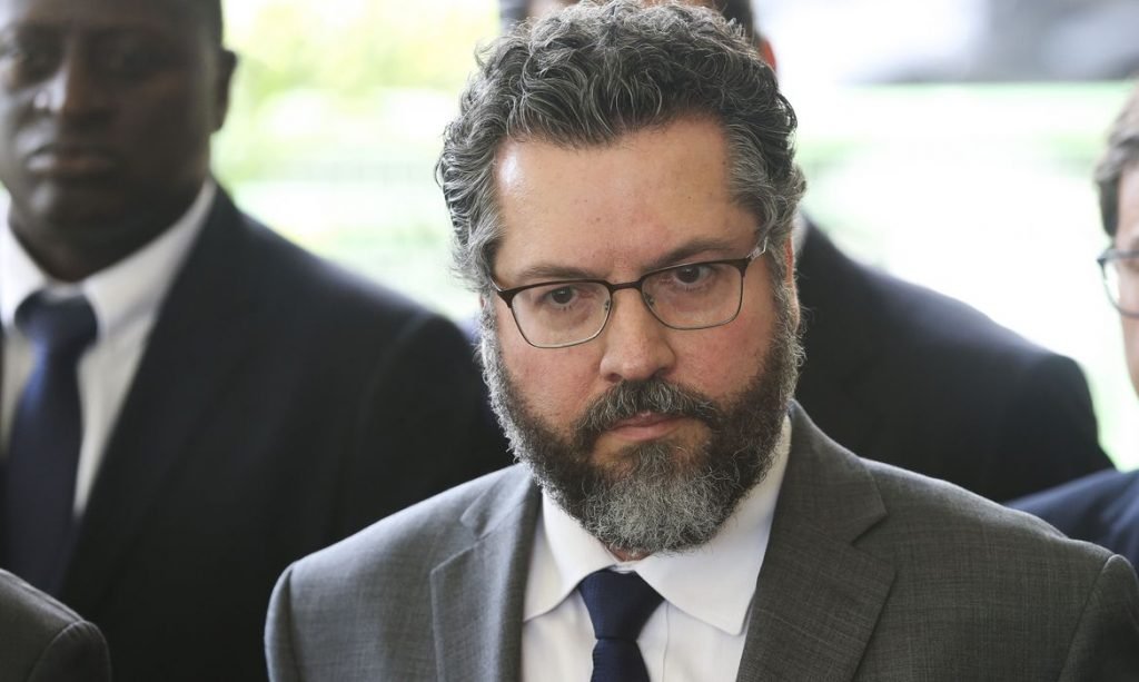 Federação Israelita repudia comentário de Ernesto Araújo sobre campos de concentração