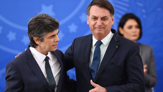 Queda de Nelson Teich fragiliza ainda mais o governo Bolsonaro