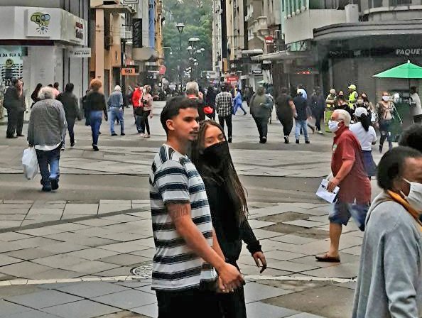 Porto Alegre flexibiliza atividades no dia em que o Brasil tem recorde de mortes