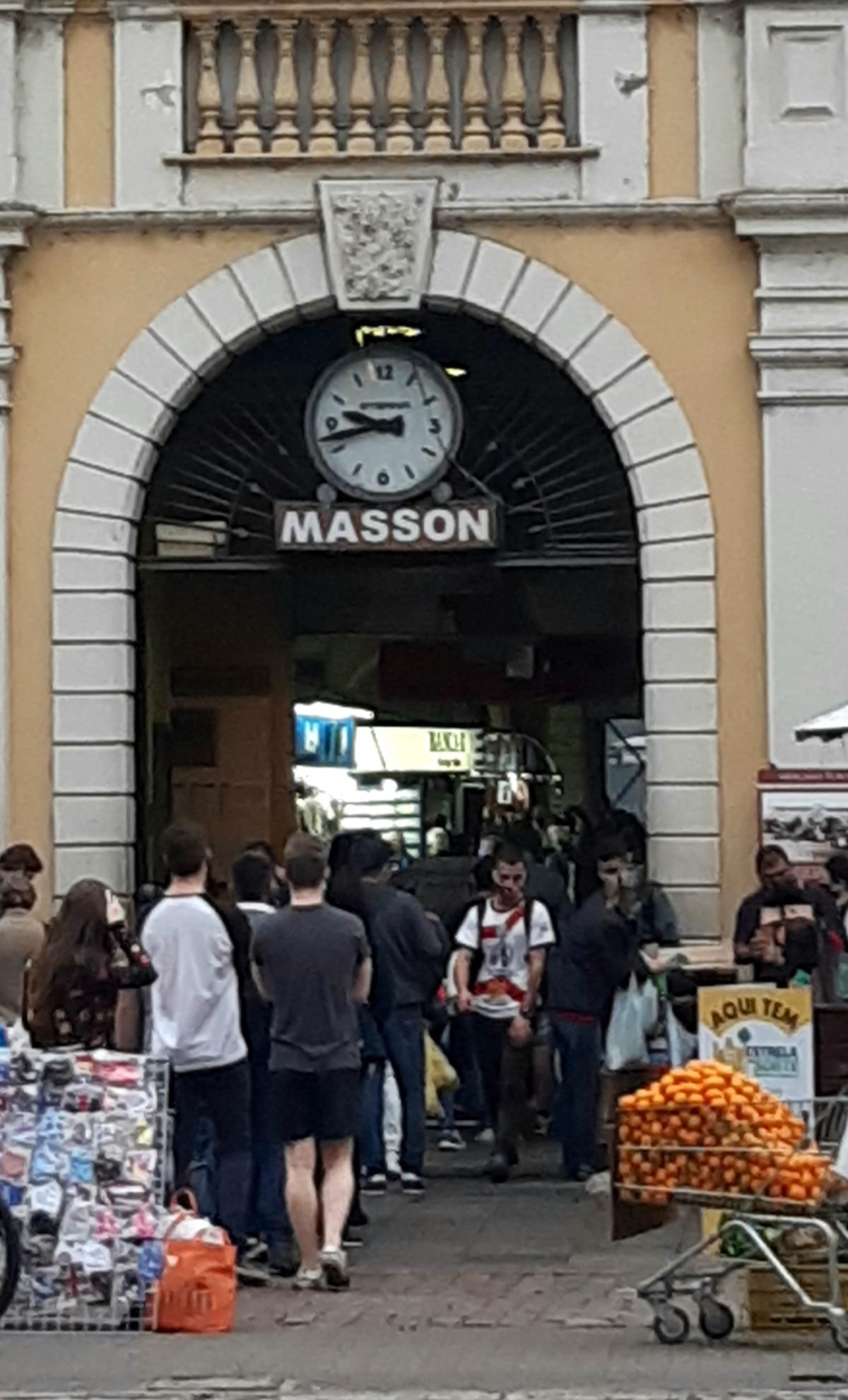 Mercado Público entra em alerta, restringe acesso e mede temperatura de clientes