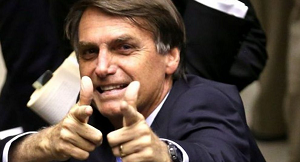Bolsonaro promete isentar de imposto a importação de armas por policiais e militares