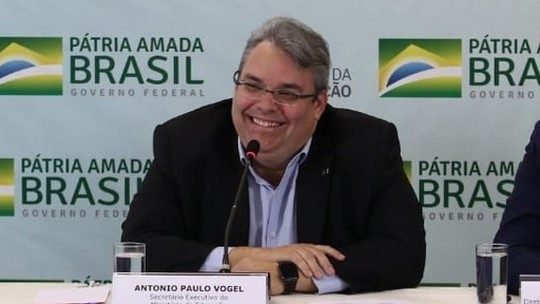 Auditor de finanças assume interinamente no lugar de Weintraub